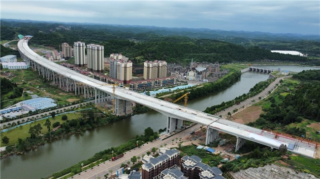 南充至成都高速公路扩容工程LJ6标郪江特大桥全桥贯通