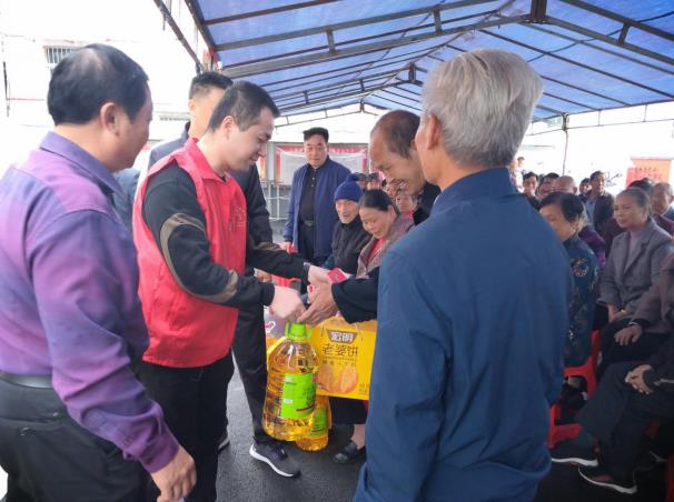 江西上栗县公路事业发展中心慰问驻村22名80岁以上高龄老人