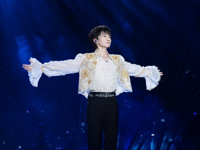 周深南京演唱会体育场两日连开 与七万歌迷同过七夕缔造浪漫现场